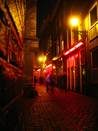 amsterdam by nicht Oude Kerksplein.jpg