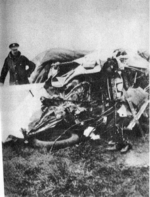The+crash+1931.+Bader%2527s+shoes+can+be+seen+in+the+right+foreground..jpg