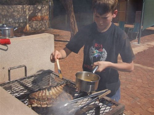 Ons leer die jonges ribbetjie braai.JPG
