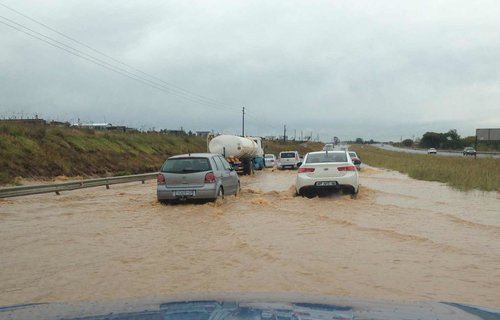 water in road Lanseria 2042013.jpeg